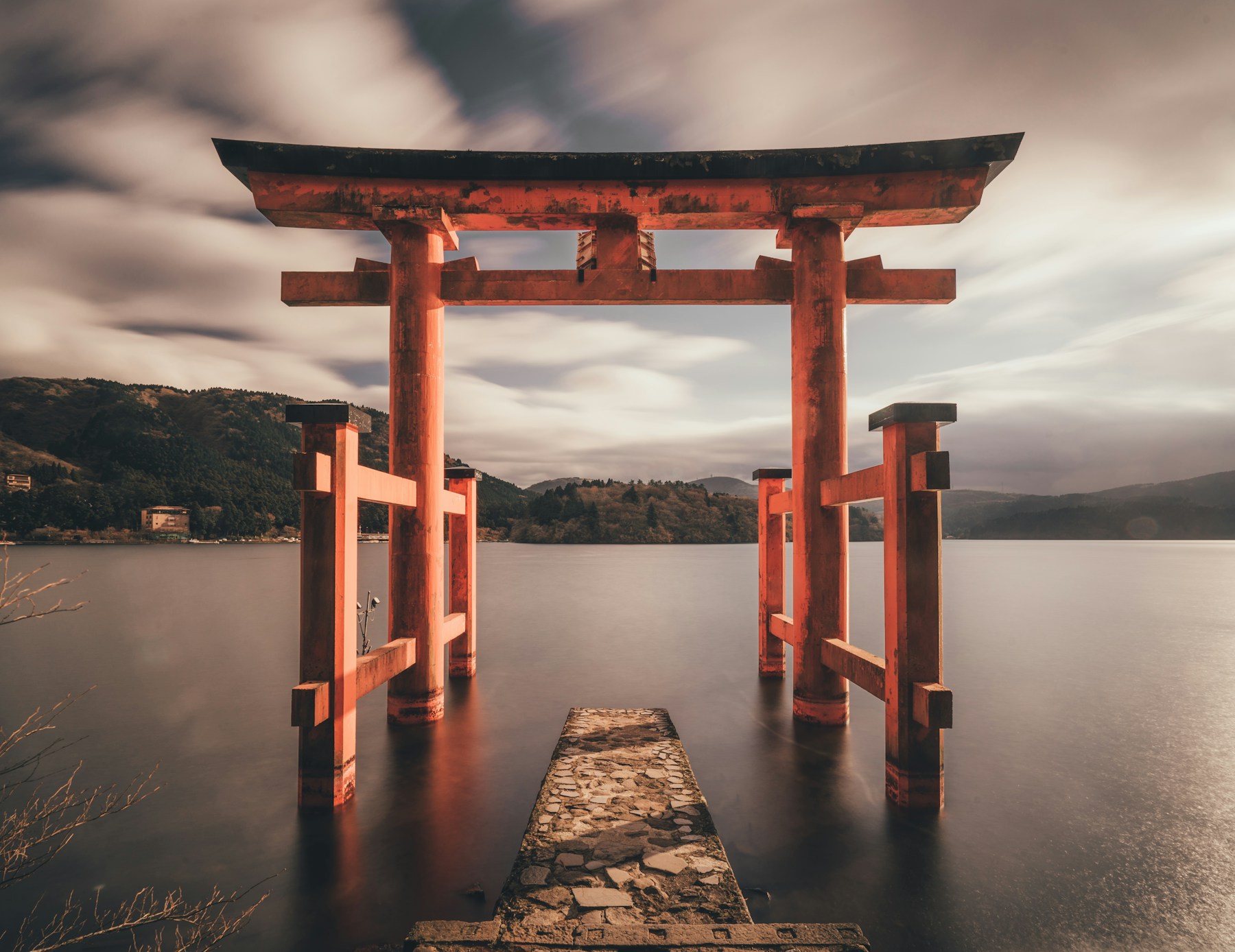 Cổng torii bên hồ tại Nhật Bản